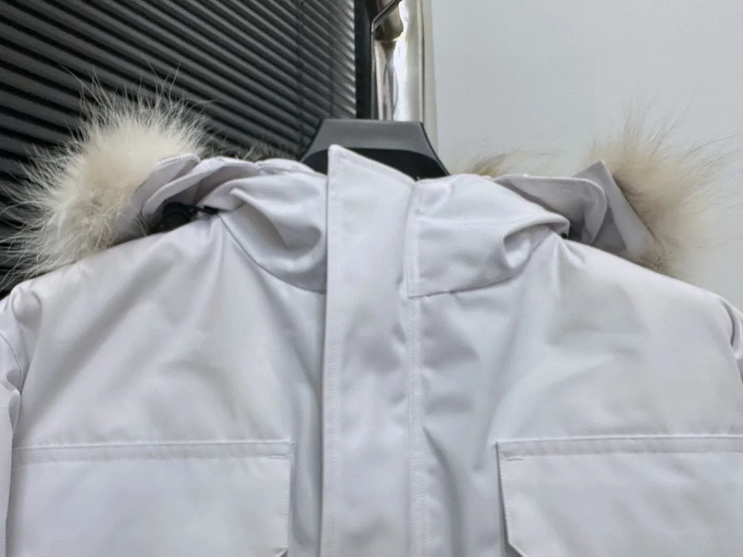 P780 Top Purchasing Version (Wolf Hair Optional) 🇨🇦CANADA GOOES 24 new models 08 models/couple models Factory direct supply: supplying global purchasing agents, micro-business, entities, Tmall, high-end stalls and studio cooperation, free shipping! Canada Goose Expedition Parka 2008 is the same style for men and women. It is mid-length and the most timeless classic. All Arctic and Antarctic scientific expedition teams choose Canada Goose as their cold-proof equipment. It is the Rolls-Royce of down jackets. ➖ Industry-leading anti-counterfeiting chip sensing. ➖ Imported Behringer embroidery machines and customized embroidery labels, the highest level and industry leading. ➖ Imported Korean 21-count polyester-cotton blended original fabric, TC85 waterproof coated fabric, water-repellent, windproof and wear-resistant. ➖ The new national standard 80 white duck down is filled with an average of 520 grams of down. The amount of down filled is industry-leading. ➖ 100% nylon lining with double double-layer sealing design to prevent velvet running, and seamless thread design on the cuffs! ➖ Western Canadian Green Wolf Collar. ➖ Yoshida YKK provides original factory-customized electroplated sliders. YKK two-way lockable zippers are tight and smooth and do not peel off paint. ➖ 3M composite Velcro is durable and the accessories and hardware are all custom-made. Note: Our copywriting is only simple and clear. Instead of bragging about the copywriting, it is better to compare and understand with samples. Only for the purest goose, the most dedicated, the most professional, the highest quality, the highest cost performance!  Size:XS-XXL